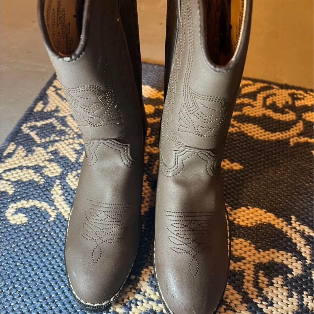 Durango kids size cowboy boots, cute!